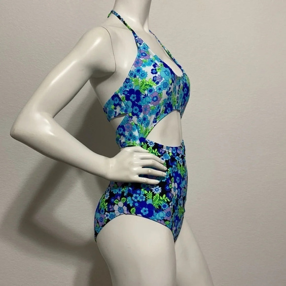 CYN & LUCA NWT Black Blue White Floral Front Cut Out One Piece Swimsuit Size L - Picture 6 of 9